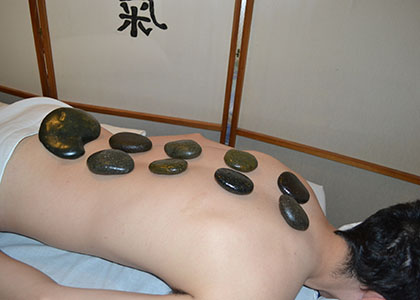 Masajes con piedras calientes